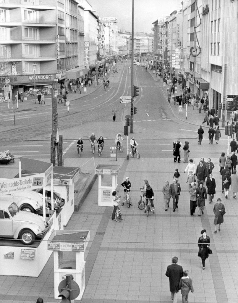 Cyclists and pedestrians populate Schadow-Straße in Düsseldorf on the first "Sunday without a car".