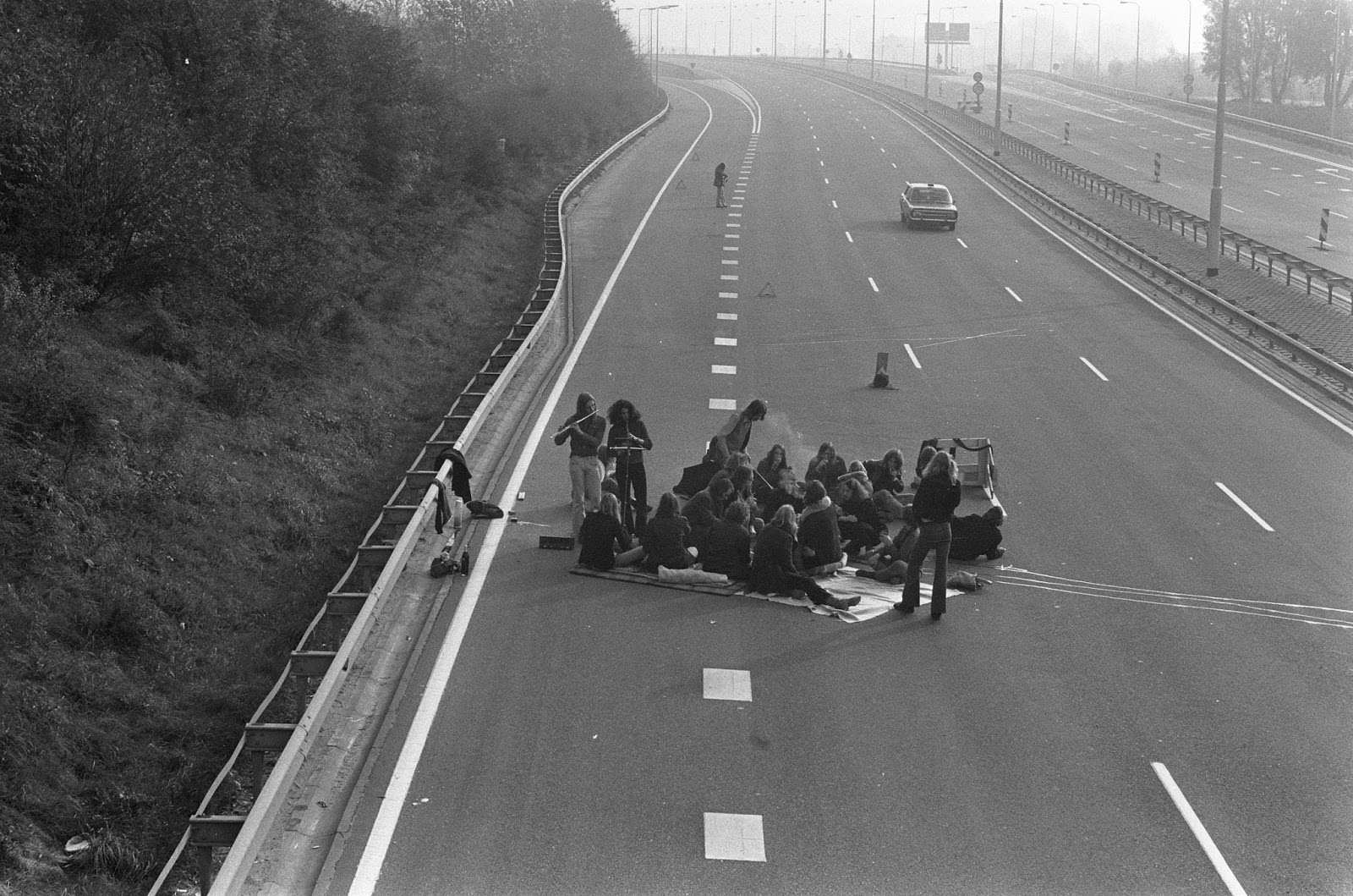 Az emberek pikniköt folytattak egy elhagyatott autópályán a nagy olajválság idején, Hollandia, 1973.