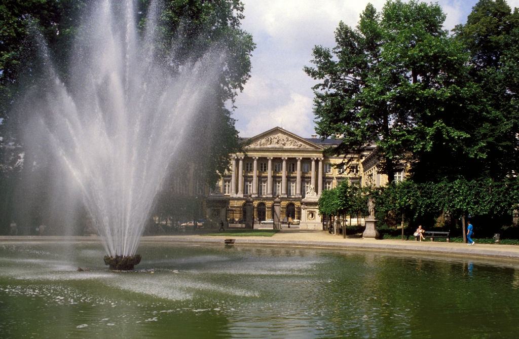 Fountain in front of the Royal Park and the Parliament in Brussels, August 1986.
