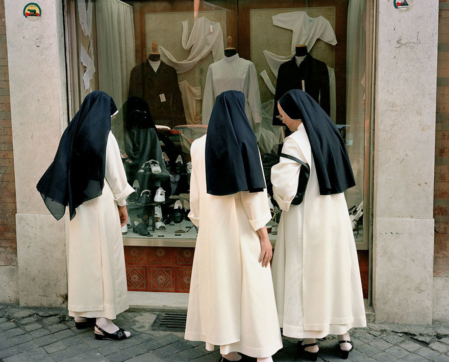 Dazzling Vintage Photos Show Life In 1980s Italy