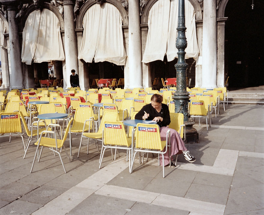 Dazzling Vintage Photos Show Life In 1980s Italy