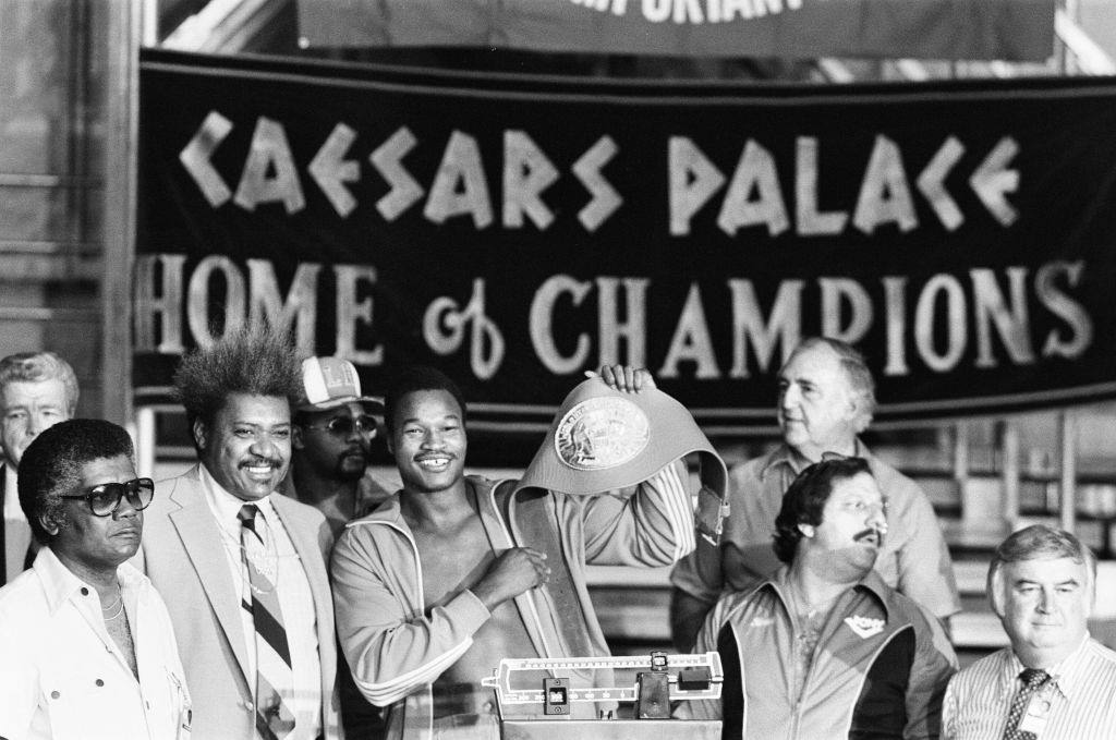 World Heavyweight Title fight between challenger Muhammad Ali and WBC Champion Larry Holmes at Ceasars Palace in Las Vegas, October 1980.