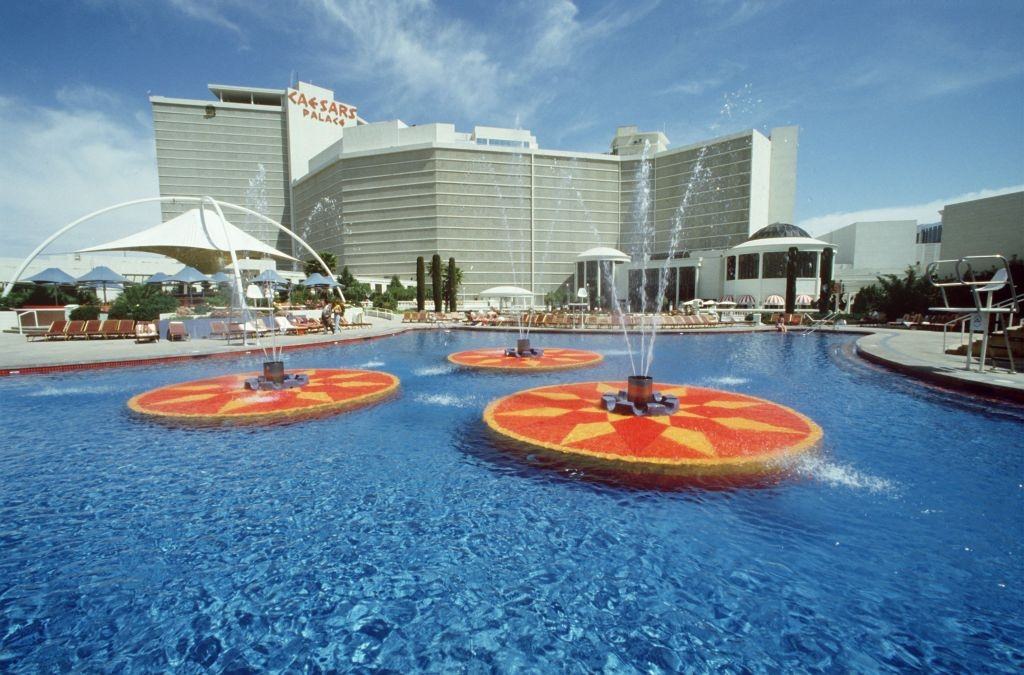 Water basin with fountains to the hotel casino Caesars Palace in the gaming paradise Las Vegas, 1981.