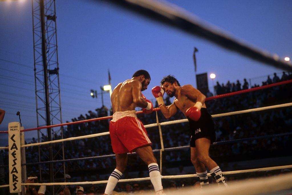 Roberto Duran and Robbie Sims boxing on June 23, 1986 in Caesars Palace, Las Vegas.