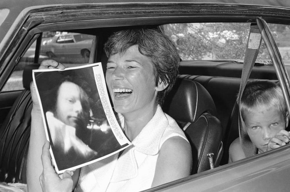 Janet Armstrong reagál a férje képére, amelyet az űrhajóról küldött televízió közben készített, és 1969. július 18-án visszatért a Földre.