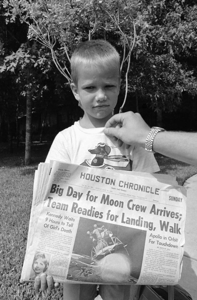 A hat éves Mark Armstrong a reggeli újságot tartja a texasi Houstonban található családi házban, 1969. július 20-án.