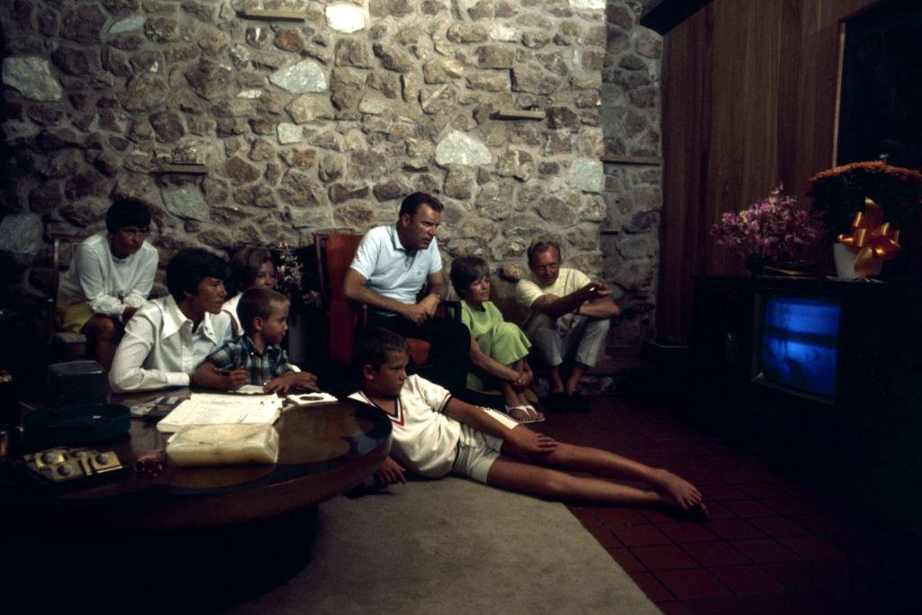 Jan Armstrong a férje történelmi küldetését a televízióban figyeli a texasi El Lago-ban, barátai és szomszédai körül 1969. júliusban.