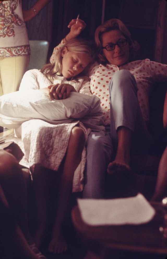 Joan Aldrin otthon figyeli férje hold küldetését élő TV-közvetítés útján.  Lányuk, Jan, 11 éves, elaludt.