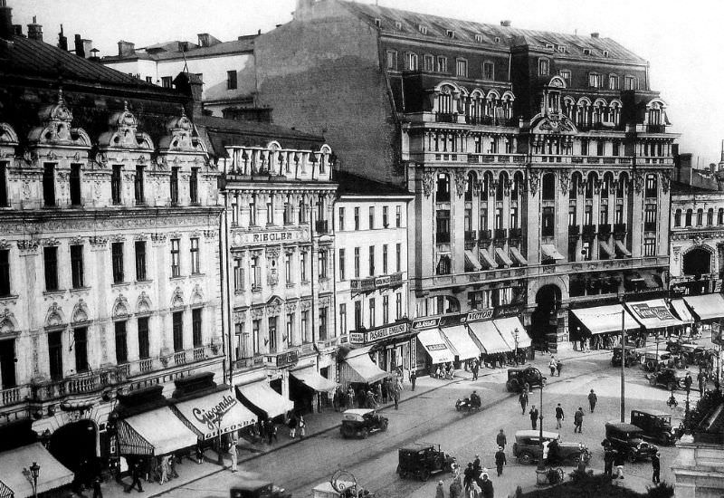 Theater's Plaza, Victoriei Avenue at Telephones Palace