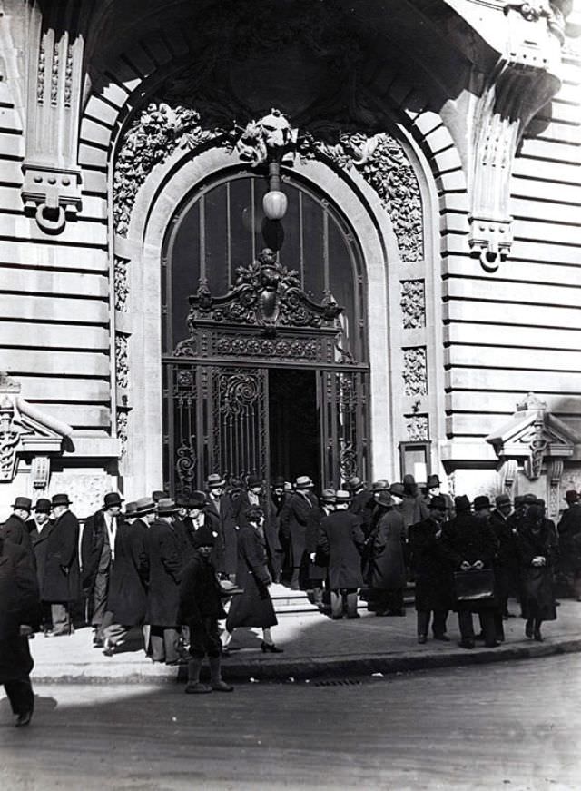 Palace of the Chamber of Commerce entrance