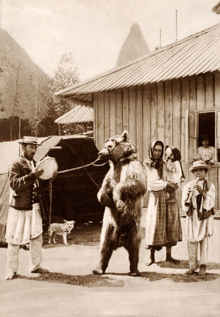 A family of gypsies, Bucharest, 1910.