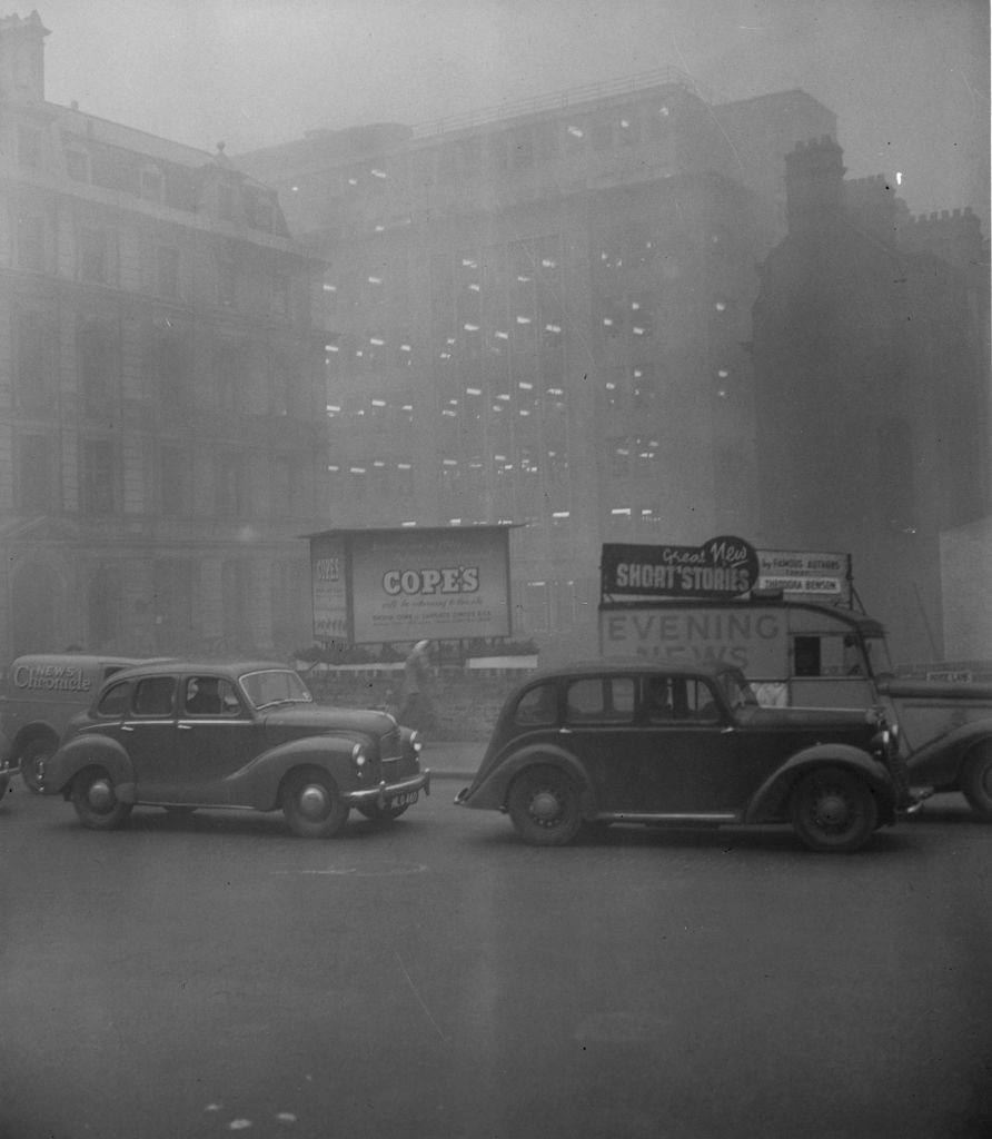 Morning traffic at Blackfriars, London almost at a standstill because of the blanket smog. 5th December 1952