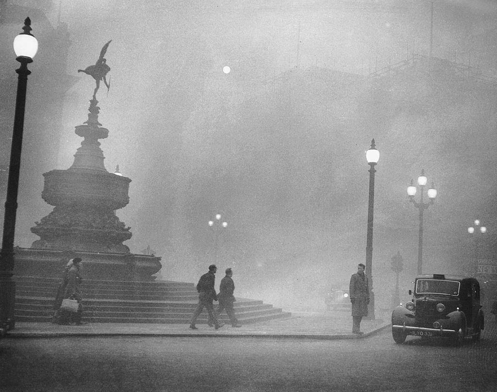 Heavy smog in Piccadilly Circus, London, 6th December 1952.