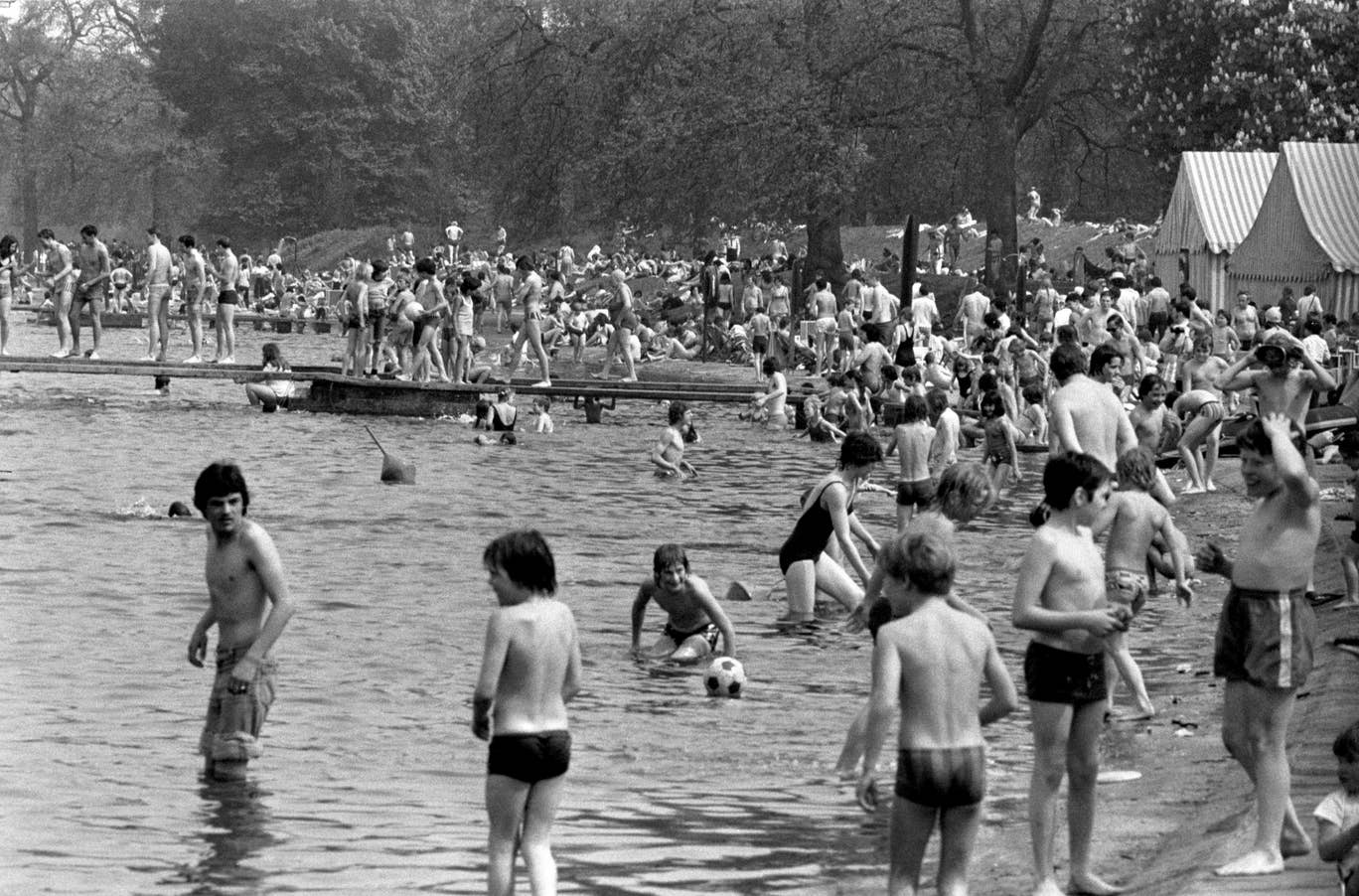 Crowds gather at the Serpentine in Hyde Park
