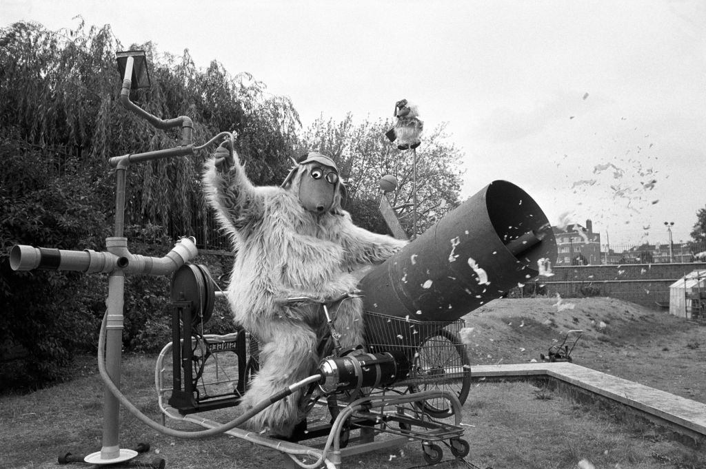 Wellington Womble, a Wimbledon Common slágerezője ül az esőkészítő gépén.  1976. nyári hőhullám.