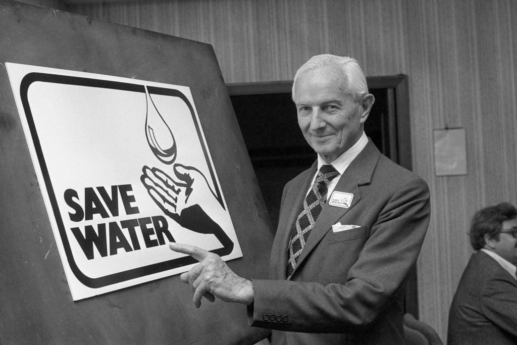 Lord Nugent, az Országos Vízügyi Tanács elnöke az Új Mentsd meg a vizet szimbólummal, amelyet a Nemzeti Víztanács megbízott az 1976-os hőhullám alatt.
