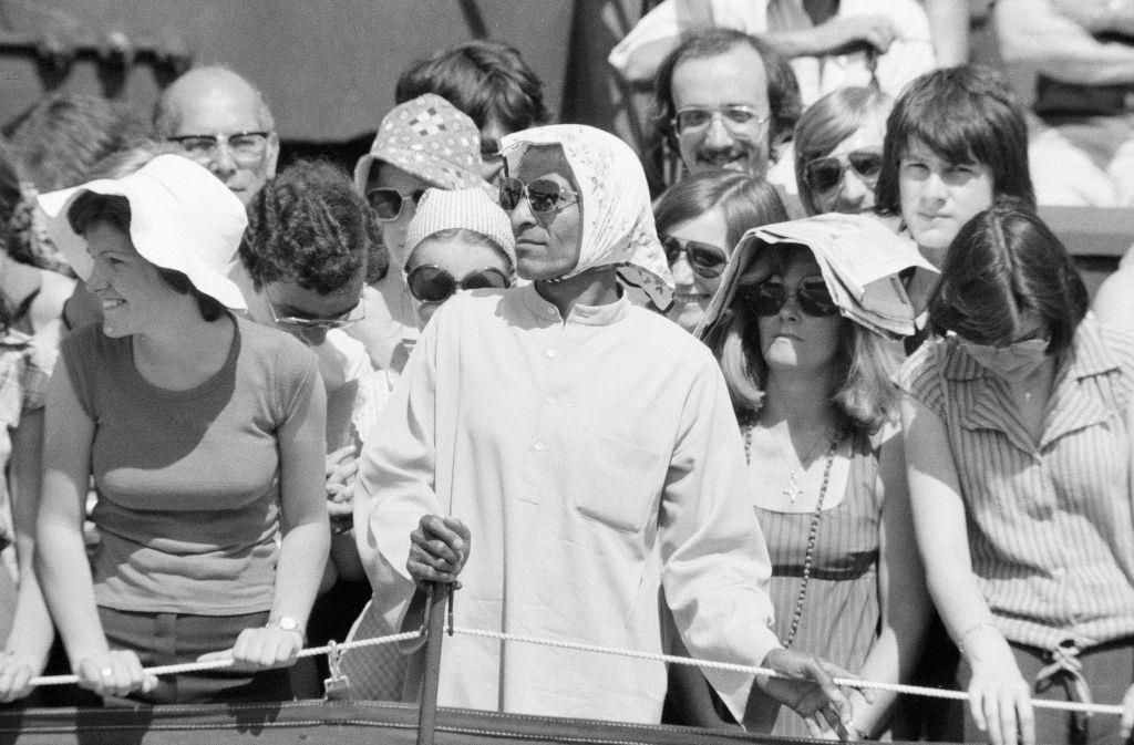 Tömeg jelenetek a Wimbledoni Tenisz Bajnokságon, 1976. június 24., csütörtök.
