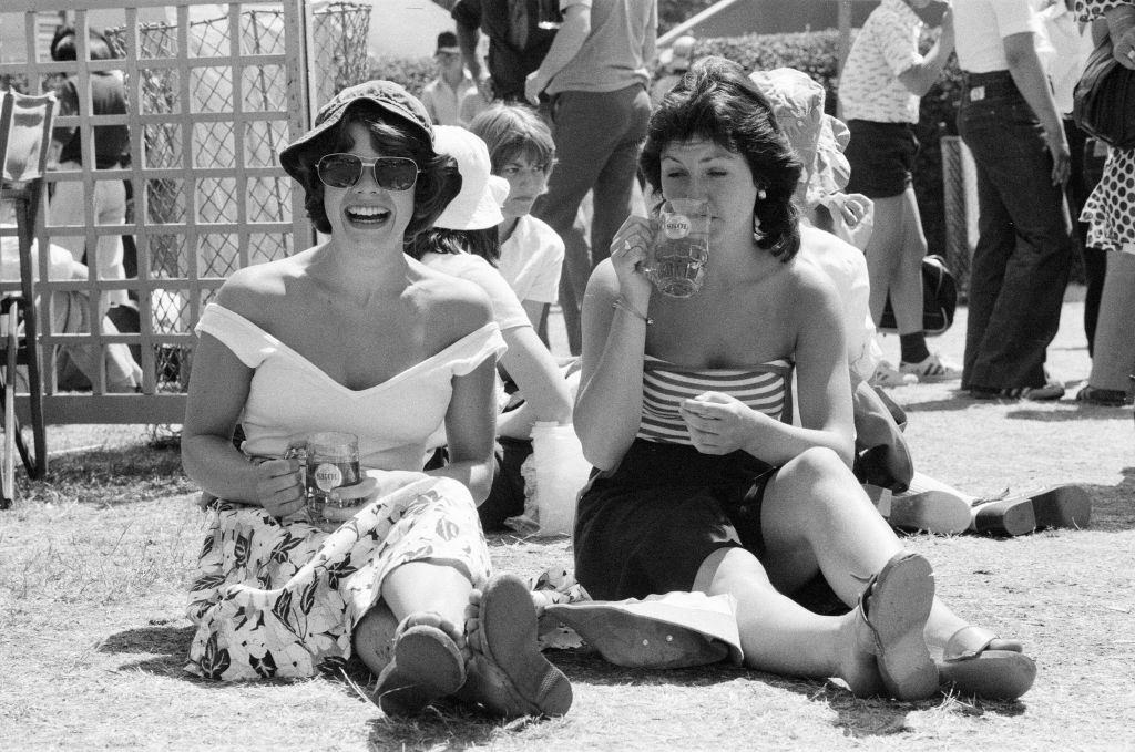 Két nő élvez egy sört, miközben lehűlnek a hőhullám alatt, London, 1976.