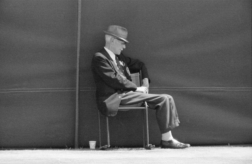 Line umpire finds little shade during heatwave.