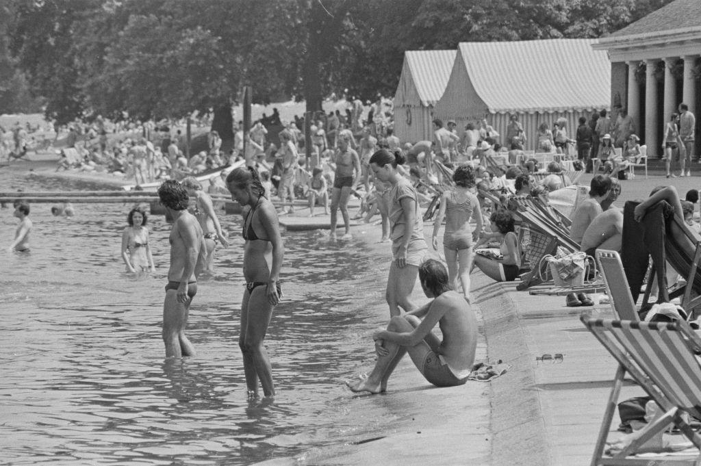 Londonok lazíthatnak egy nyári napon a The Serpentine közelében, a Hyde Parkban, London, Egyesült Királyság, 1976. június 25.