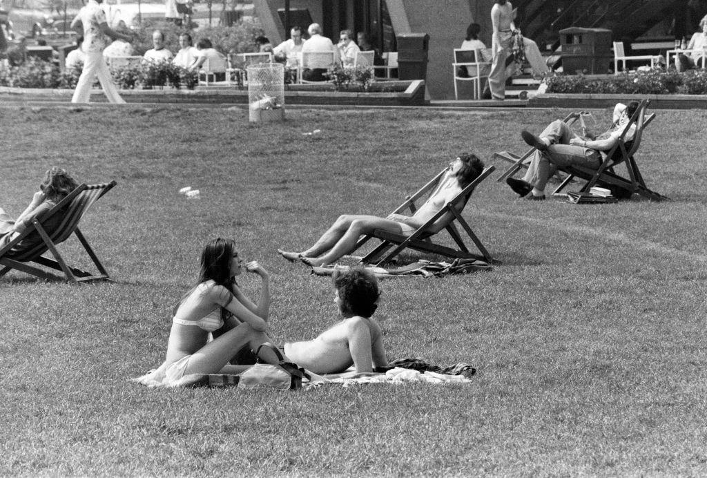 A tömeg lebegett, hogy napozjon és pihenjen a Hyde Parkban, Londonban, 1976. május 7-én.