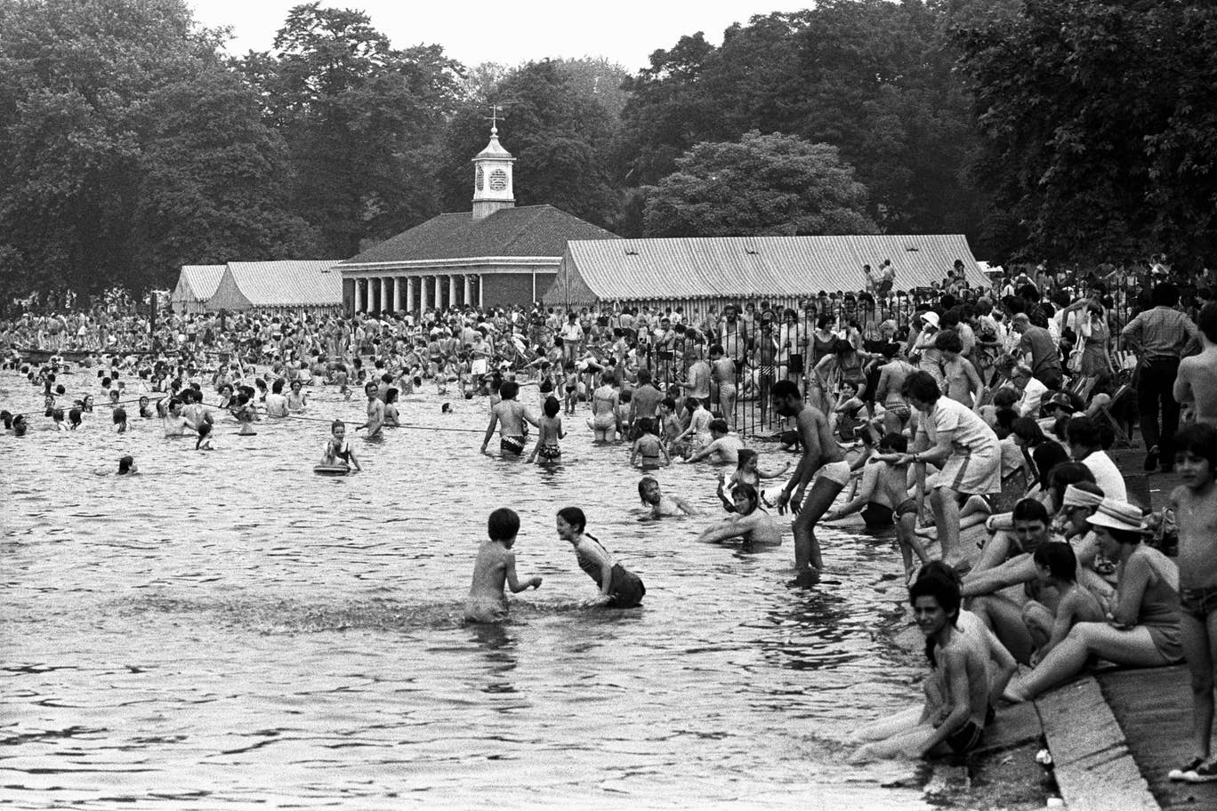 A jelenet a Serpentine-ben a londoni Hyde Parkban, amikor az emberek élvezik a hőhullámot