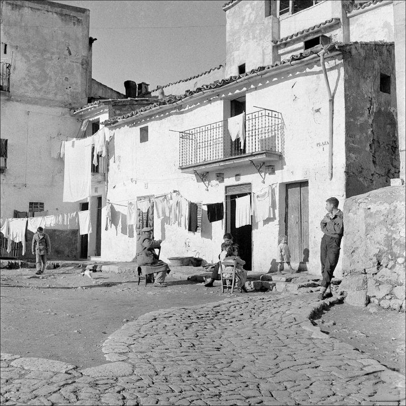 People in Plaça d'en Jonquet, 1956