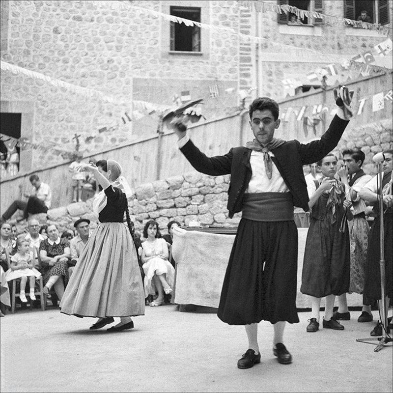 Couple dancing with people around in Fornalutx