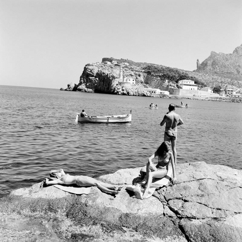 People sunbathing in the port of Sóller, 1957