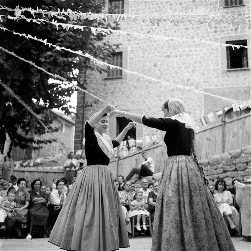 Women dancing boots with people looking around in Fornalutx, 1957