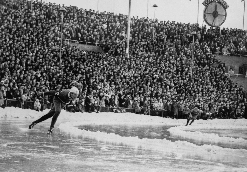 In the Bislett stadium, during the 500 meters of speed skating, the American Ken Henry, behind him the Canadian Craig MacKay, in Oslo, Norway in February 1952.