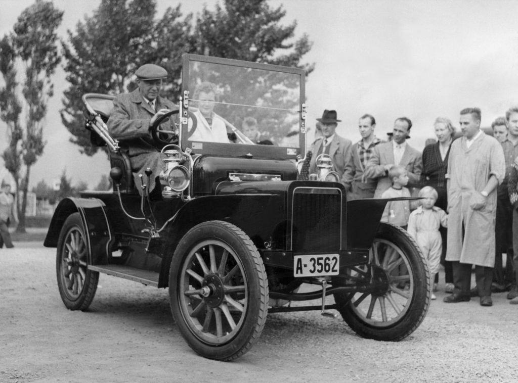 A Rover 1906 car is about to take the start of the Veteran car race in Hamar, Norway, 1957.