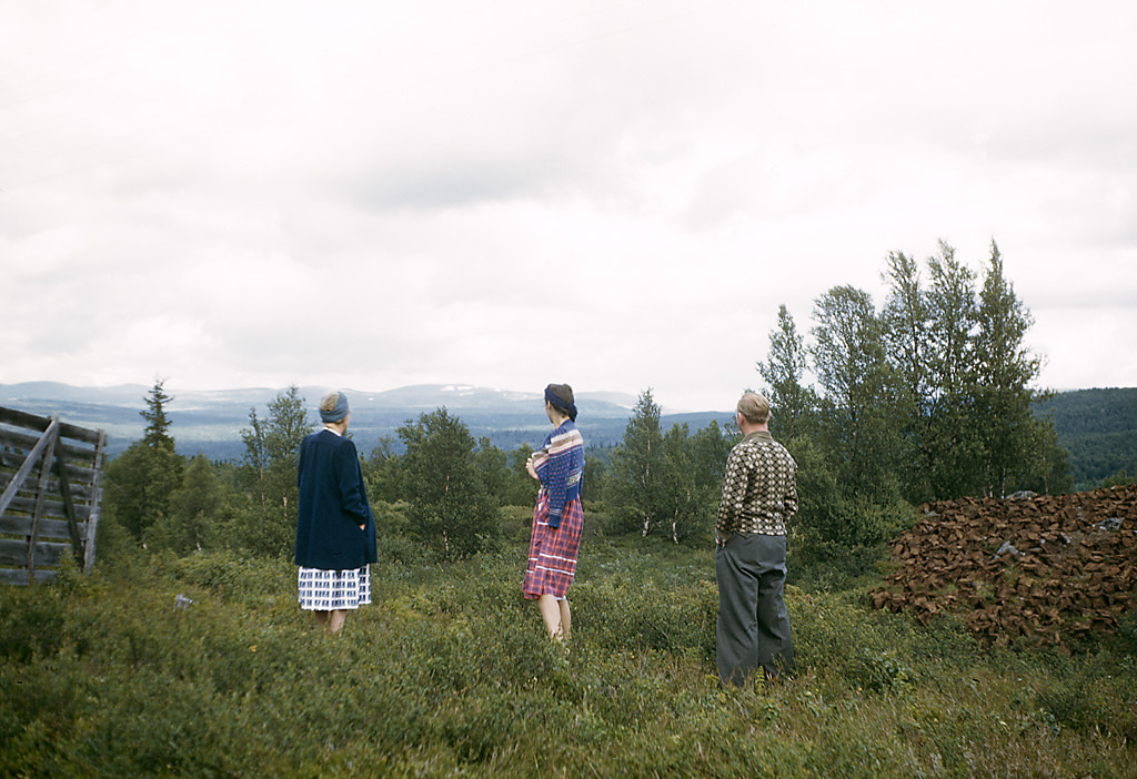 Lilly, Carin and Gustaf viewing Kjølingefjell mountain in Norway