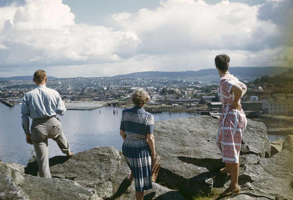 Gustaf, Lilly and Carin viewing the harbour of Trondheim in Norway