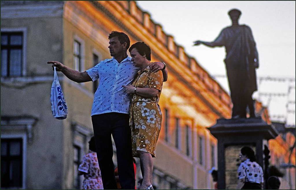Couple unconsciously duplicate the gesture with their shopping bag of of the statue of Duke Emmanuel de Richelieu at the top of the famous Potemkin Steps.