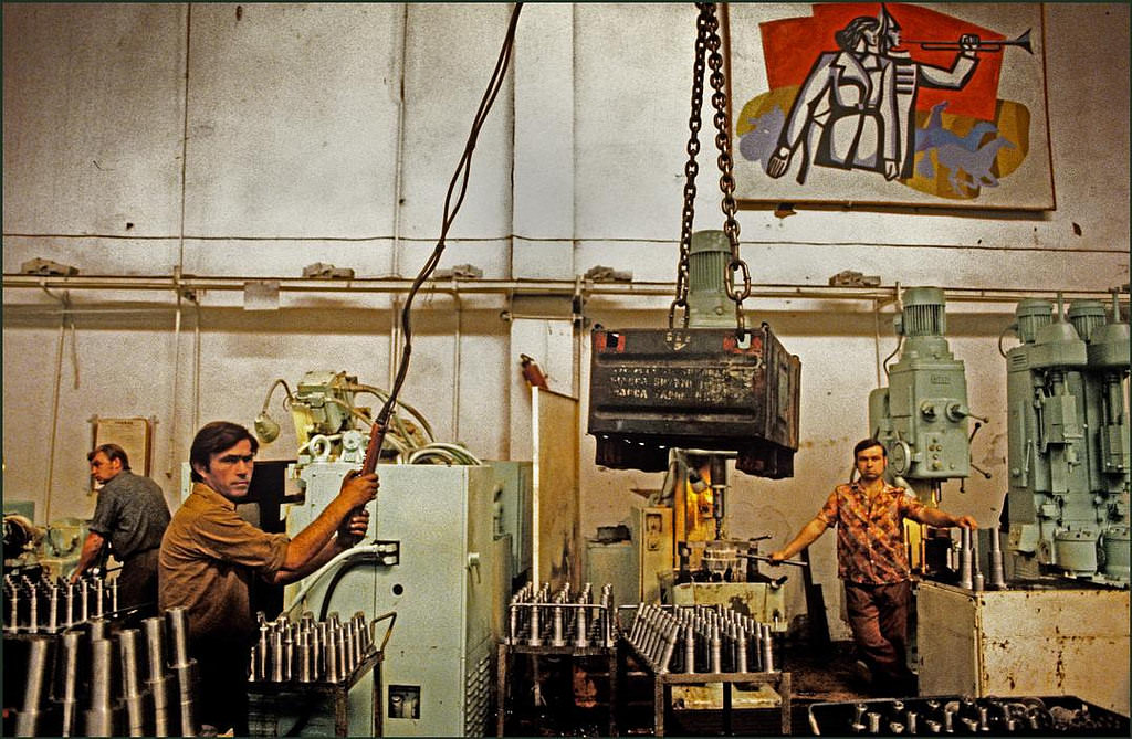 Men working in the Stroigidravlika factory making engines for cranes, excavators etc.