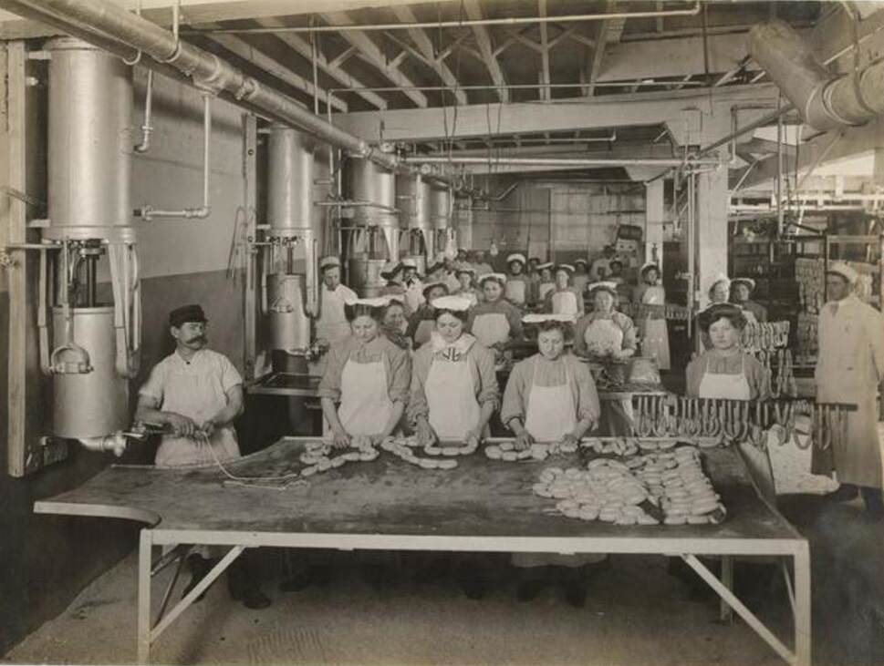 Workers prepare sausage links at Cudahy Packing Company in Omaha, Nebraska, 1910.