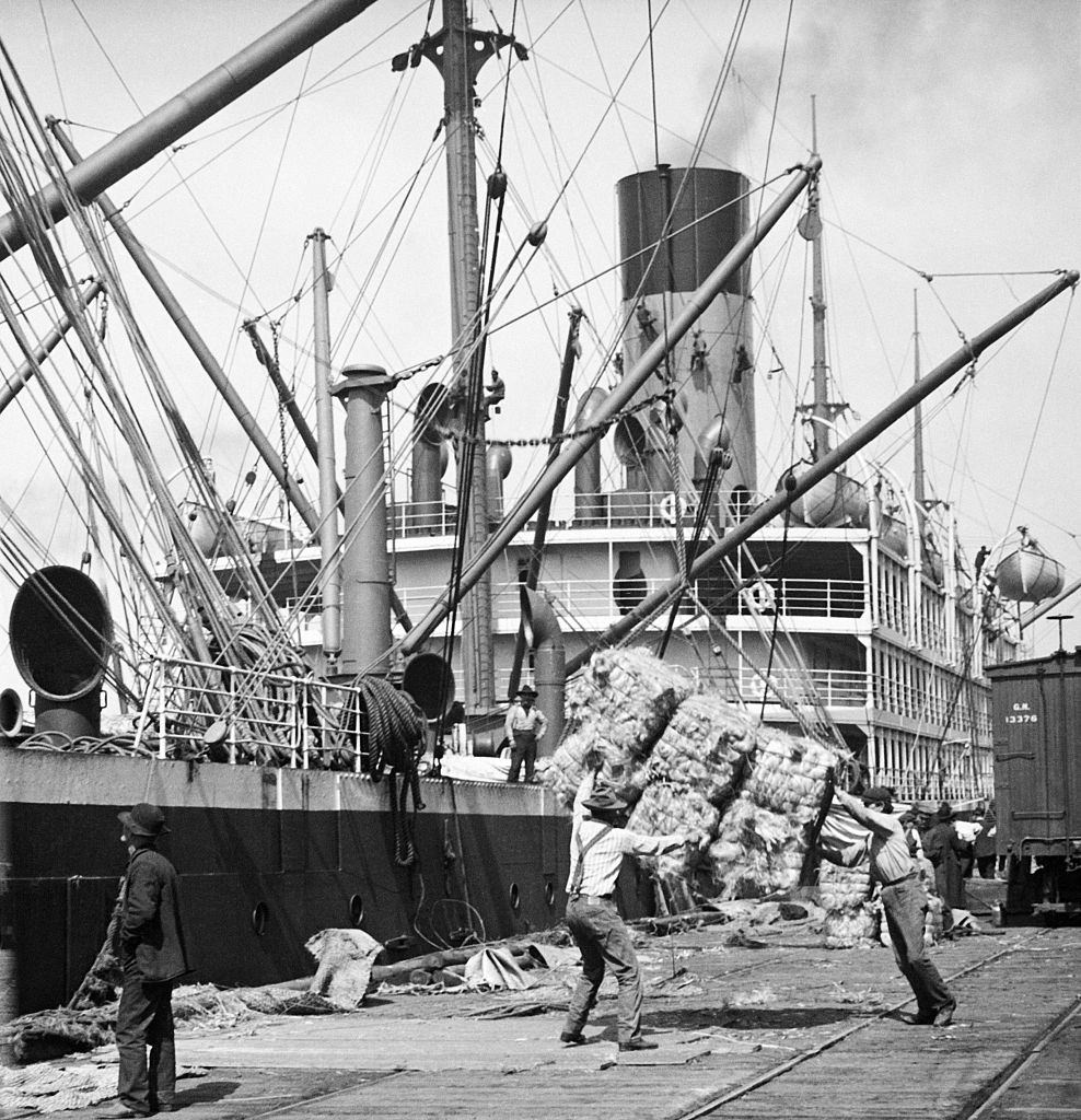 Unloading in the Harbour of Seattle, in the State of Washington, circa 1930.