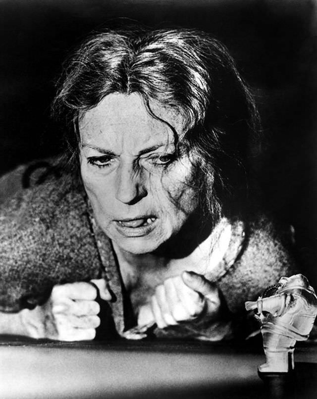 Agnes Moorehead shows her feelings towards her tiny costar in “The Invaders.”