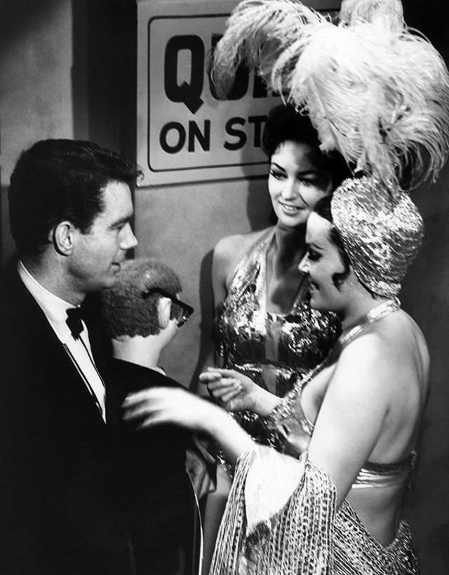 Cliff Robertson, starring in the role of a ventriloquist, chats with Bethelynn Grey, center, and Sandra Warner on April 19, 1962, during a rehearsal of “The Dummy.”