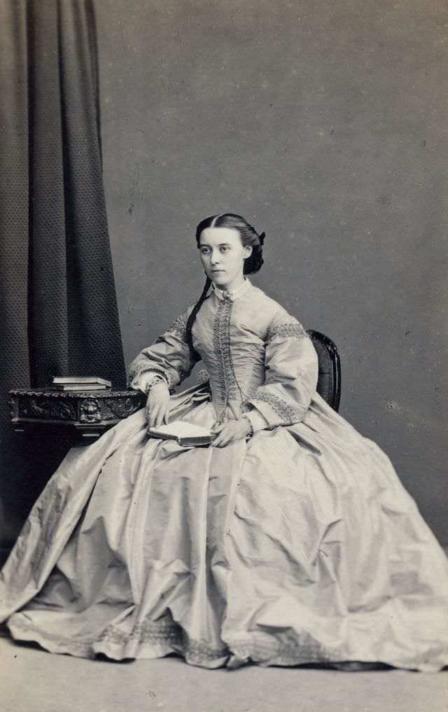 Gorgeous Photos Of Victorian Ladies in Evening Gowns From the 1850s