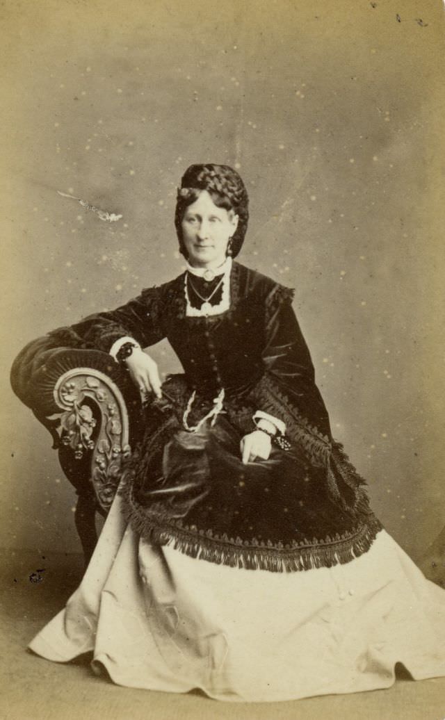 Gorgeous Photos Of Victorian Ladies in Evening Gowns From the 1850s