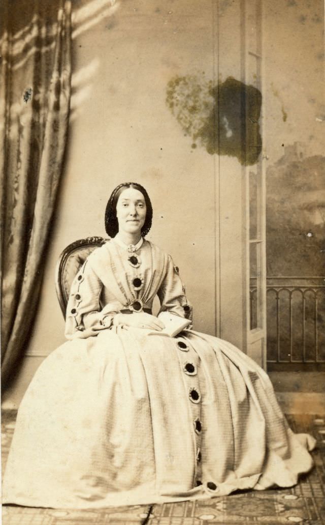 Gorgeous Photos Of Victorian Ladies in Evening Gowns From the 1850s