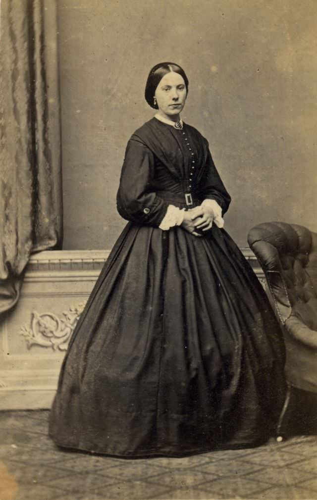 Gorgeous Photos Of Victorian Ladies in Evening Gowns From the 1850s