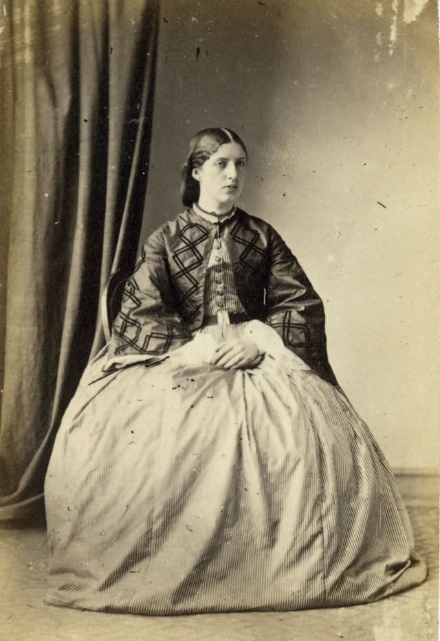 Gorgeous Photos Of Victorian Ladies in Evening Gowns From the 1850s