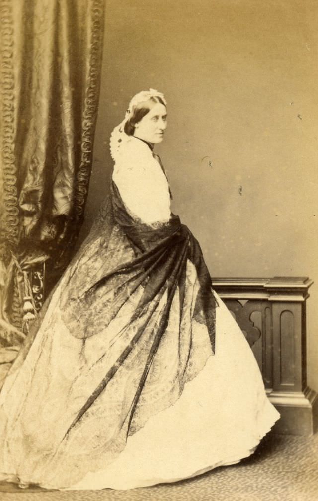 Gorgeous Photos Of Victorian Ladies in Evening Gowns From the 1850s