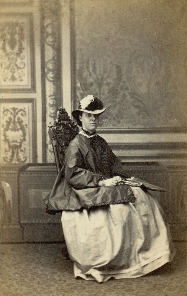 Gorgeous Photos Of Victorian Ladies in Evening Gowns From the 1850s