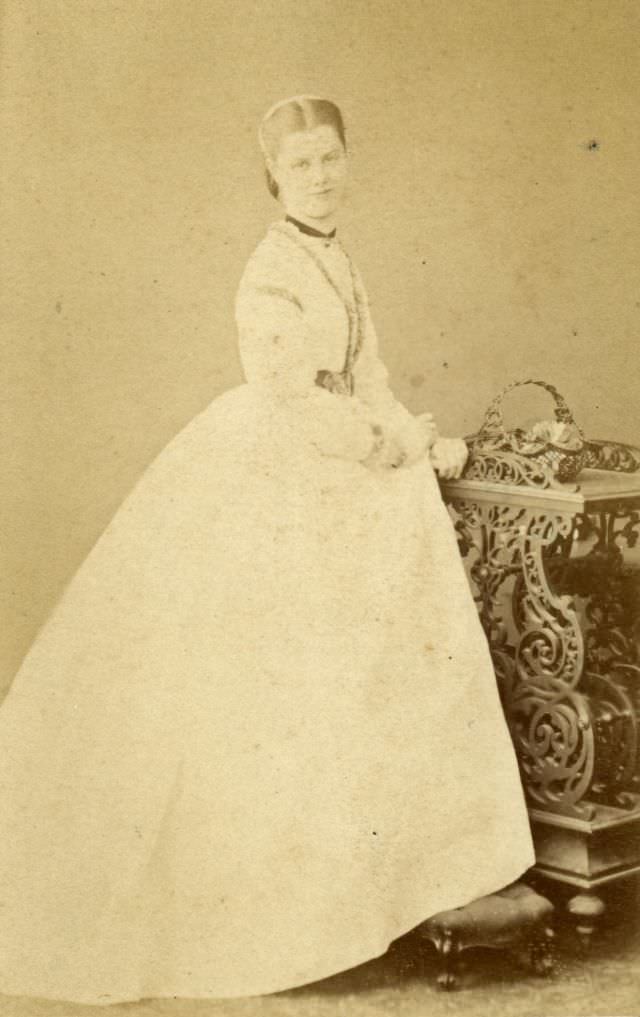 Gorgeous Photos Of Victorian Ladies in Evening Gowns From the 1850s