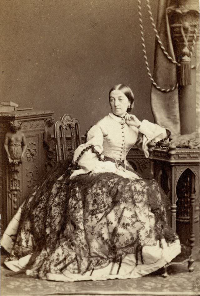 Gorgeous Photos Of Victorian Ladies in Evening Gowns From the 1850s