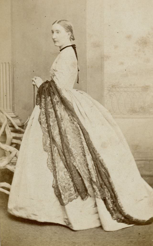 Gorgeous Photos Of Victorian Ladies in Evening Gowns From the 1850s